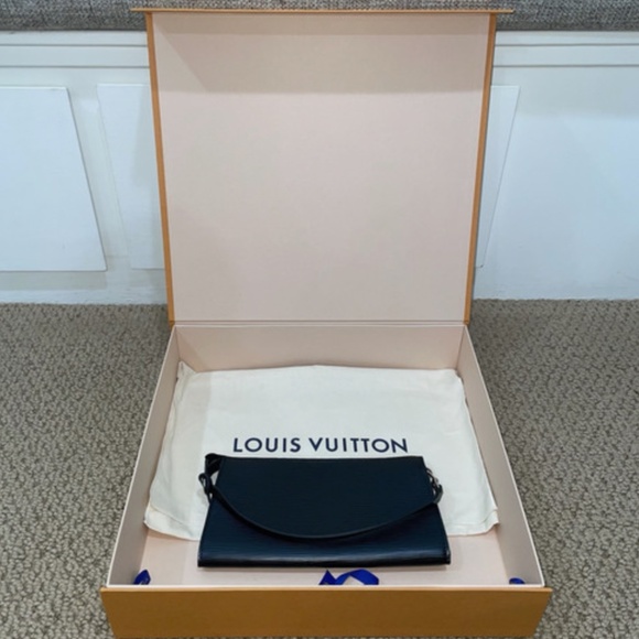 Louis Vuitton Epi Pochette Black Leather Silver Hardware - Picture 6 of 12